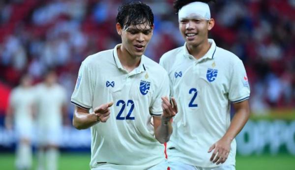 Striker Thailand, Supachai Chaided Striker Timnas Thailand, Supachai Chaided merayakan gol ke gawang Singapura bersama Suriya Singmui dalam laga Grup A Piala AFF 2020 di Stadion National, Sabtu (18/12/2021). (Foto: Instagram/@changsuek)