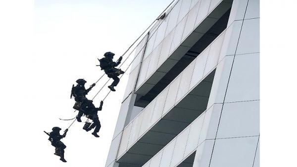 Prajurit Yonif Raider 300/BJW menunjukkan kemampuan mereka menuruni gedung menggunakan seutas tali. (Foto: Pendam Siliwangi)