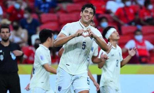 Yusef Elias Dolah Bek Timnas Thailand  berdarah Swedia, Yusef Elias Dolah berselebrasi seusai mencetak gol ke gawang Singapura dalam laga Grup B Piala AFF 2020, Sabtu (18/12/2021). (Foto: Instagram/@eliasdolah4)