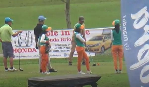 Para peserta mengikuti turnamen Batam Golf Championship Series 2 yang digelar Kadin Batam. (Foto: iNews TV/Gusti Yennosa)