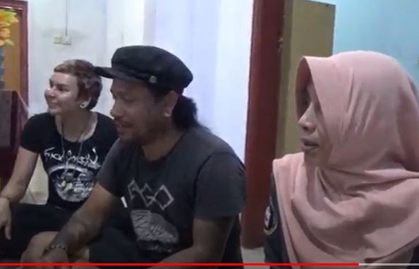 Romadoni Eefendi bersama istri dan ibunya Sumartina yang kembali bertemu setelah 30 tahun berpisah di Jember. (Foto: iNews TV/Bambang Sugiarto)