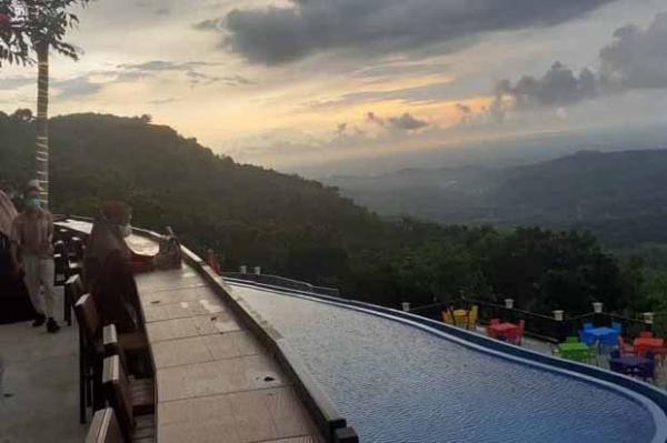 Di Litto anda bisa menikmati berbagai menu Jepang, western hingga menu nusantara sambil menikmati pemandangan yang menawan. (Foto : iNews.id/Ainun najib)