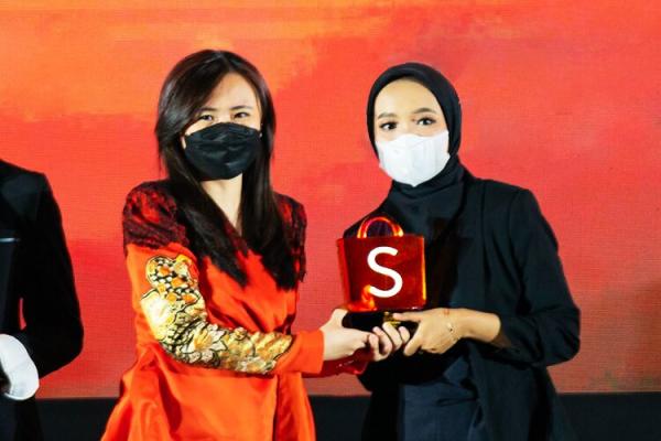 Noviana Adinda Putri (kanan), pemilik Hijab by Adinda. (Foto: dok Shopee)