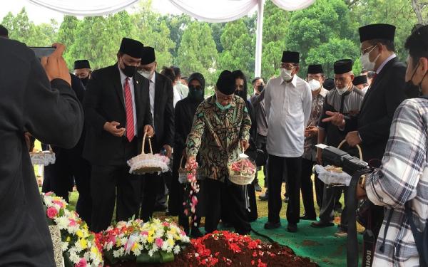Prosesi pemakaman Harry Azhar Azis berjalan khidmat dan sakral dengan upacara kenegaraan di Taman Makam Pahlawan Kalibata, Minggu (19/12/2021). (foto: Anggie/MPI)