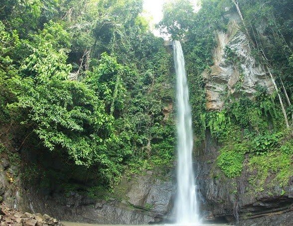 Curug Cigumawang Curug Cigumawang di Serang Banten menawarkan kesejukan dan airnya yang jernih. (Foto: Repro. Disbudpar Banten)