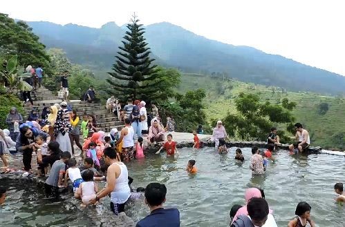 Sensasi renang di Umbul Sidomukti Semarang yang berada di atas ketinggian. (Foto: Dok.iNews.id)