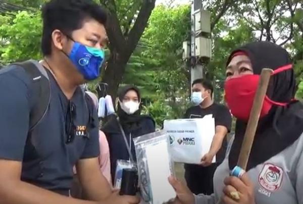 Tim MNC Peduli membagikan alat prokes ke petugas kebersihan. (Foto: iNews TV/Andi Deri Sunggu)