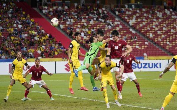 Bek Timnas Indonesia, Elkan Baggott Bek Timnas Indonesia, Elkan Baggott (nomor 30) menanduk bola yang berujung gol ke gawang Malaysia dalam laga terakhir Grup B Piala AFF 2020 di Stadion National, Singapura, Minggu (19/12/2021). (Foto: Instagram/@elkanbaggott)
