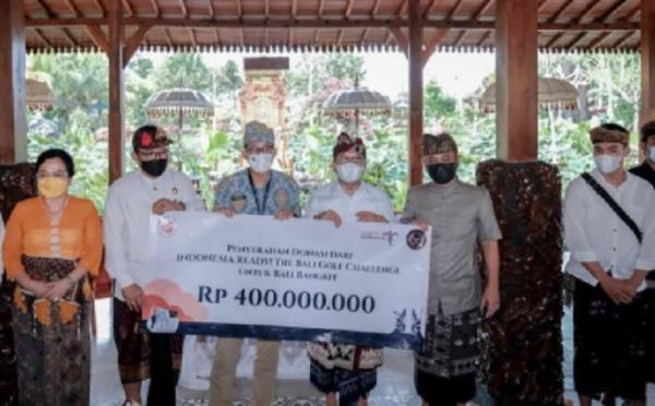 Menparekraf Sandiaga Uno menyerahkan bantuan untuk seniman di Ubud, Gianyar, Bali, Sabtu (18/12/2021). (Foto: Ist)