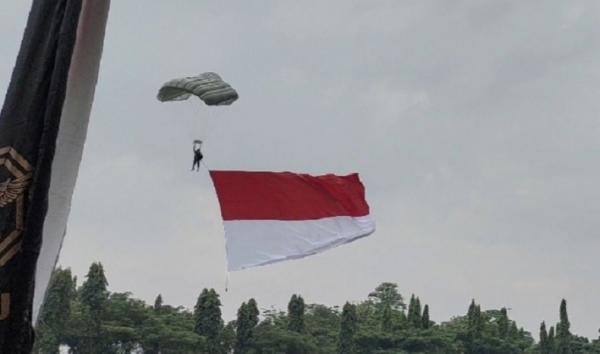 Terjung payung warnai penyematan brevet Kopassus ke Jenderal Dudung (Foto : Istimewa)