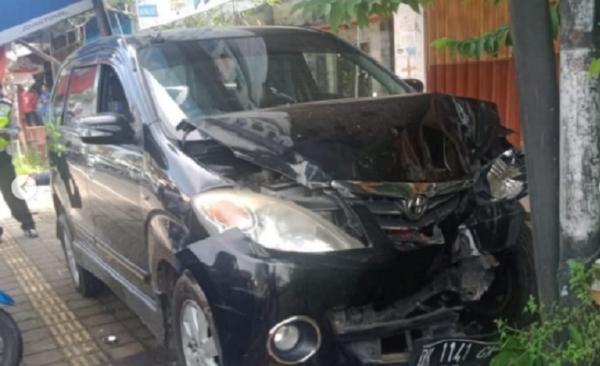 Mobil Avanza yang dikendarai I Nyoman Wira Adnyana ringsek usai menyeruduk pejalan kaki. (Foto: Polres Tabanan)