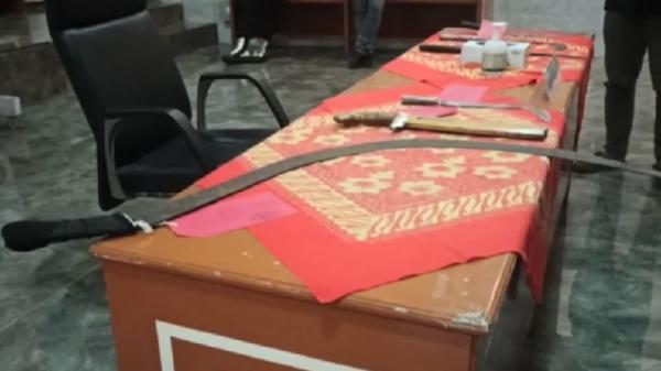 Enam senjata tajam disita dari 10 anggota geng motor yang melakukan tindakan brutal di Kota Sukabumi. (Foto: MPI/DHARMAWAN HADI)