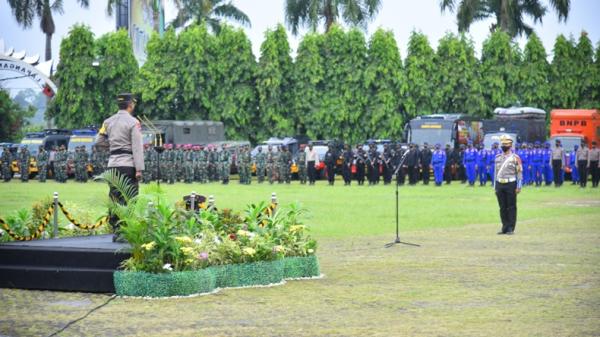 Kapolda Lampung Irjen Pol Hendro Sugiatno memimpin apel gelar pasukan dalam rangka pengamanan Muktamar ke-34 Nahdlatul Ulama (NU) (Yuswantoro/MNC Portal)
