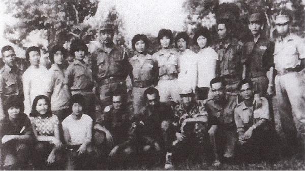 Anggota PGRS, Tentara Nasional Kalimantan Utara (PARAKU) dan TNI berfoto bersama menandai hubungan dekat di antara mereka di bawah pemerintahan Presiden Soekarno, selama konflik Indonesia-Malaysia. (Foto:www.tionghoa.info)