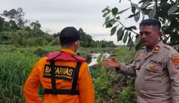 Basarnas Tarakan melakukan pencarian warga diterkam buaya di Tana Tidung. (Foto: iNews/Usman Coddang)