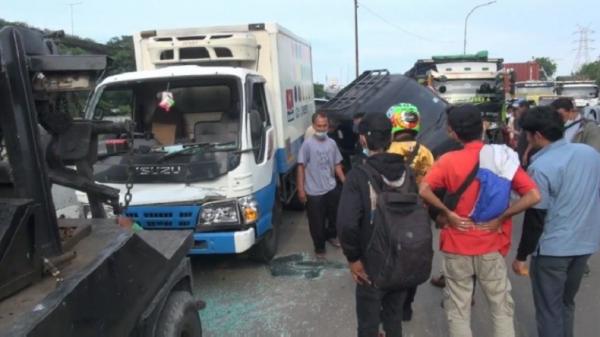 Kecelakaan Martadinata 3 Yohannes Kecelakaan beruntun terjadi di Jalan RE Martadinata, Papanggo, Tanjung Priok, Jakarta Utara, Rabu (22/12/2021) sore. (Foto: Yohannes Tobing).