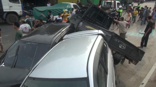 Kecelakaan beruntun terjadi di Jalan RE Martadinata, Papanggo, Tanjung Priok, Jakarta Utara, Rabu (22/12/2021) sore. (Foto: Yohannes Tobing).