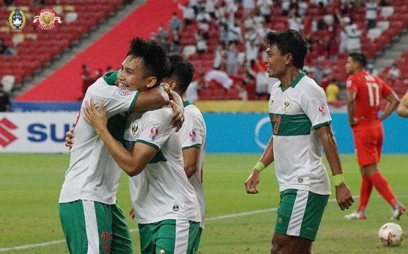 Pemain Timnas Indonesia, Witan Sulaeman Pemain Timnas Indonesia, Witan Sulaeman berselebrasi dengan rekan-rekannya seusai membobol gawang Singapura pada laga leg 1 semiifinal Piala AFF 2020 di Stadion National, Singapura, Rabu (22/12/2021). (Foto: Instagram/@pssi)