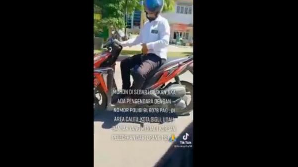 Pria pamer kemaluan Pria di Pidie tertangkap kamera pamer kemaluan sambil kendarai motor (Jamal Pangwa/MNC Portal)