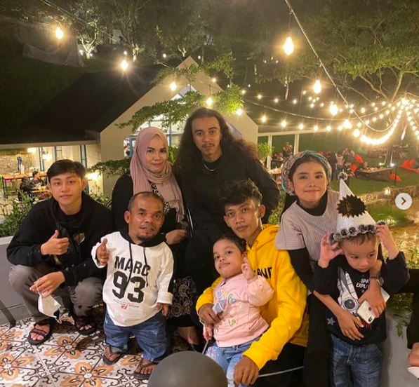 Artis bertubuh mungil ini memiliki anak-anak yang tinggi cantik dan ganteng. 