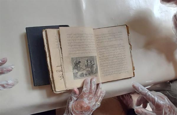 Alkitab Kuno Cetakan 1894, Ditulis dengan Aksara Jawa Dilengkapi Gambar Ilustrasi<