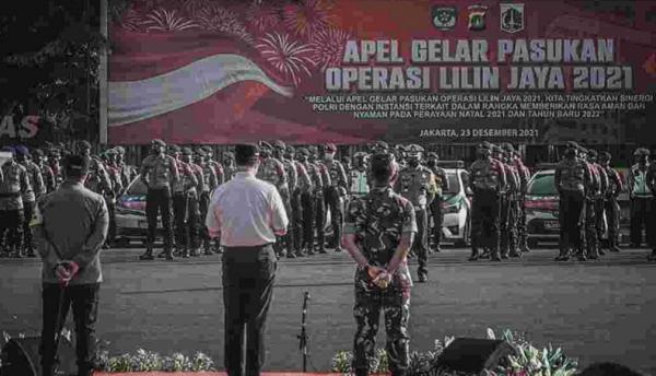 Gubernur DKI Jakarta Anies Baswedan membacakan amanat Kapolri Jendral Pol Listyo Sigit Prabowo saat Apel Operasi Lilin Jaya 2021 di Lapangan Presisi Polda Metro Jaya. (Foto MNC Portal).