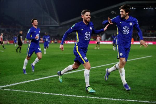 Chelsea vs Brentford piala liga inggris Chelsea melenggang ke semifinal Piala Liga Inggris 2021/2022. Hasil itu diraih usai melumat Brentford dengan skor 2-0. (foto: Reuters/Paul Childs).