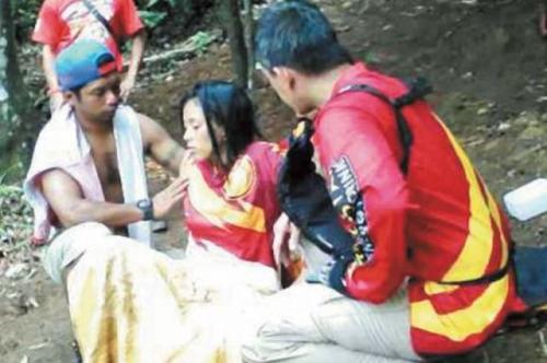 Nifera Ufrotun Nifera Ufrotun ketika coba ditolong seusai kecelakaan. (Foto: Okezone)