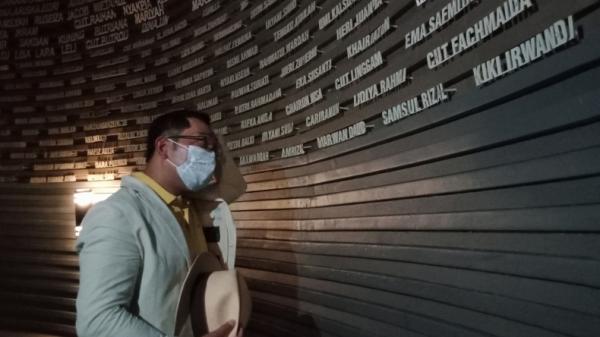 Gubernur Jabar, Ridwan Kamil meneteskan air mata di dalam Sumur Doa Museum Tsunami Aceh. (Foto:Agung Bakti Sarasa/MNC Portal)
