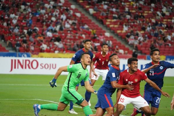 Hassan Sunny Timnas Singapura kalah 2-4 dari Indonesia di leg kedua semifinal Piala AFF 2020. Meski kalah, kiper Singapura Hassan Sunny (hijau) tampil sangat gemilang. (foto: AFF).
