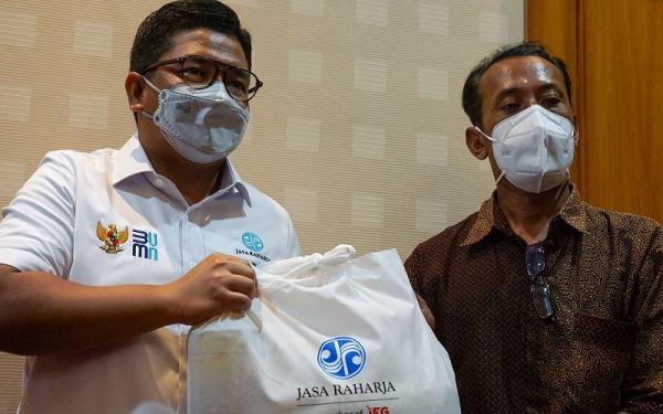 Program Tanggung Jawab Sosial dan Lingkungan ini berbentuk bantuan berupa 250 paket sembako dan perlengkapan Supeltas seperti rompi, topi, dan stick lamp.