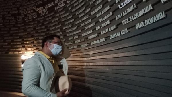 MUSEUM TSUNAMI Gubernur Jabar Ridwan Kamil meneteskan air mata di dalam Sumur Doa Museum Tsunami Aceh. (Foto/Agung Bakti Sarasa)