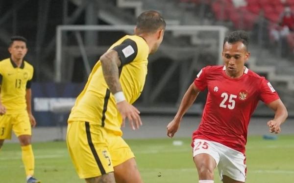 Winger Timnas Indonesia, Irfan Jaya dihadang bek Malaysia, Junior Eldstal dalam laga terakhir Grup B Piala AFF 2020 di Stadion National, Minggu (19/12/2021). Irfan menjadi salah satu pemain subur di Piala AFF kali ini. (Foto: Instagram/@PSSI)