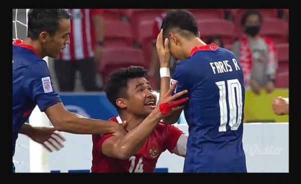 Asnawi mengahmpiri Ramli Asnawi Mangkualam menghampiri Faris Ramli setelah gagal mengeksekusi sepakan pinalti ke gawang Timnas Indonesia.(Foto: Ist/ Sportstar.id)