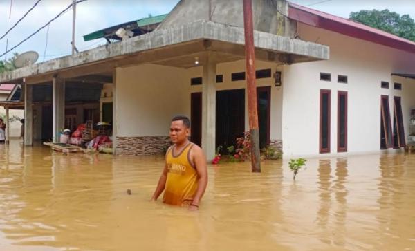 Ratusan Warga Di Rokan Hulu Riau Mengungsi Akibat Banjir Setinggi 1 Meter