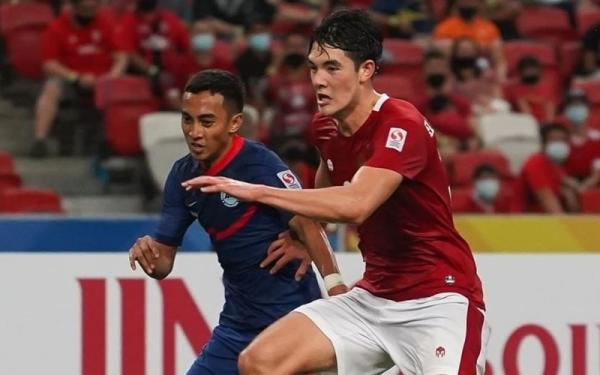 Bek Timnas Indonesia, Elkan Baggott Bek Timnas Indonesia, Elkan Baggott menjaga ketat pemain Singapura dalam laga leg kedua semifinal Piala AFF 2020 di Stadion National, Sabtu (25/12/2021). (Foto: Instagram/@PSSI)
