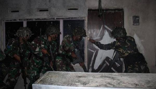 Prajurit Marinir 'Beruang Perkasa' Yonmarhanlan XIII Tarakan latihan operasi lawan gerilya di Tarakan, Kalimantan Utara. (Foto akun IG Marinir TNI AL).