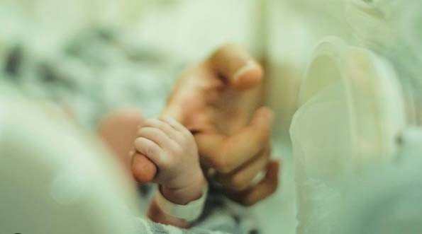 Rizky Billar mengumumkan kelahiran anak pertama mereka. (foto: Instagram)