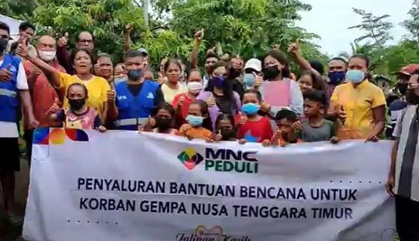 MNC Peduli memberikan bantuan sembako bagi pengungsi korban gempa di Flores Timur, NTT. (Foto: iNews TV/Joni Nura)