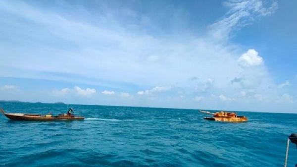 benda mirip tank Benda mirip tank ditemukan mengapung di perairan Bintan, Kepri, Senin (27/12/2021). (ANTARA/HO-Nelayan Bintan)
