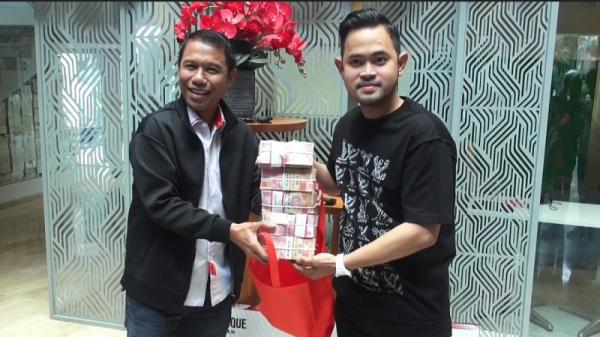 Crazy Rich Malang, Gilang Widya Pramana menyerahkan bonus Rp500 juta kepada Sekjen PSSI Yusuf Nusi, Senin (27/12/2021) siang. (Foto: iNews.id/Deni Irwansyah).