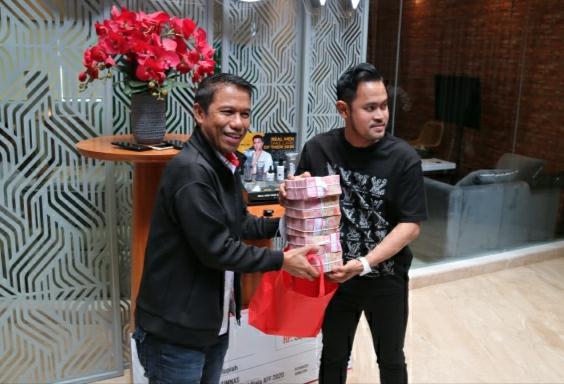 Crazy Rich Malang, Gilang Widya (kanan) memberikan bonus ke Timnas Indonesia Rp500 juta. (Foto: Avirista Midaada/ MPI)