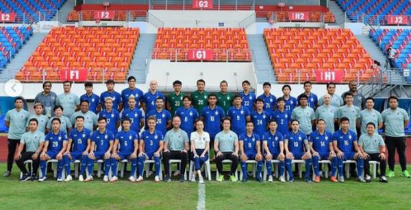 Madam Pang 2 Nama Madam Pang jadi perbincangan hangat jelang final Piala AFF 2020. Perkenalkan, dia adalah manajer Timnas Thailand yang cantik dan super tajir. (Foto: Instagram/panglamsam)