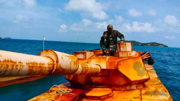 tank di bintan Penampakan tank tempur jenis amphibi di Laut Bintan, Kepulauan Riau. (Foto: Dispenal)