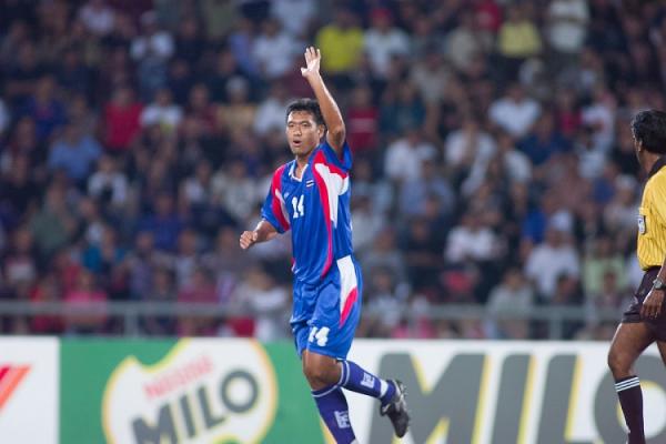 Worawut Srimaka Worawut Srimaka saat membela Timnas Thailand era 1991-2002. Dia menyebut tim negaranya bakal kesulitan melawan Indonesia di final Piala AFF 2020. (foto: AFF).