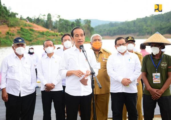 Presiden Joko Widodo (tengah) meresmikan Bendungan Ladongi, di Kabupaten Kolaka Timur, Sulawesi Tenaggara, Selasa (28/12/2021). (Foto: Istimewa).