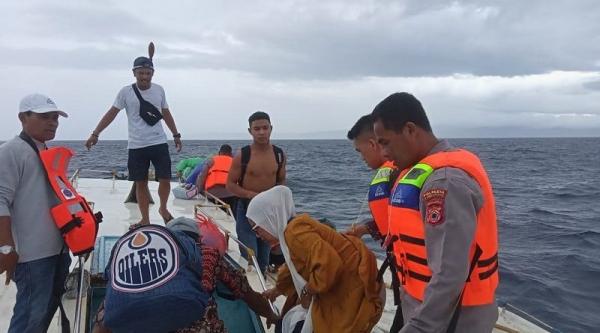 Kisah TNI Polri Selamatkan Penumpang Kapal Mati Mesin di Seram Bagian Timur