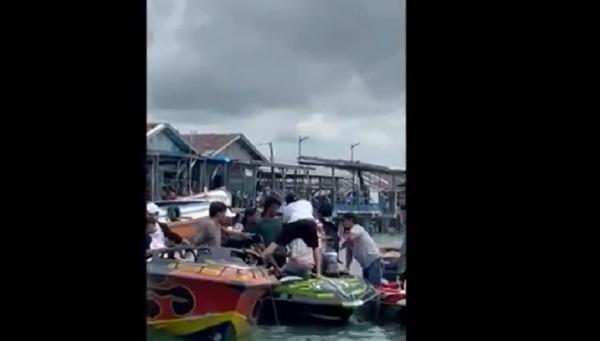 Viral Pemukulan Lomba Speedboat 1 Peserta lomba speedboat di Tarakan dipukuli sekelompok orang. (Foto: iNews/Usman Coddang)
