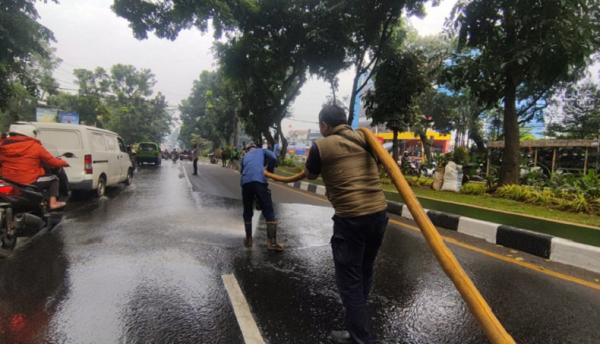 Damkar Bogor Petugas Damkar Bogor membersihkan jalan yang terkena tumpahan solar truk. (Foto damkar Bogor).