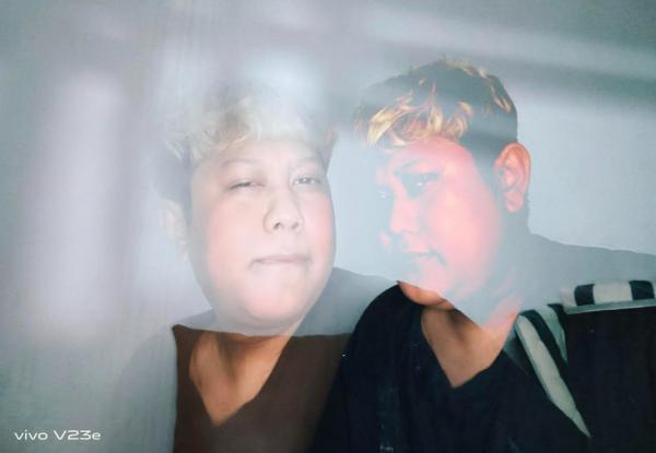 Kamera selfie dengan menggunakan mode pencahayaan ganda